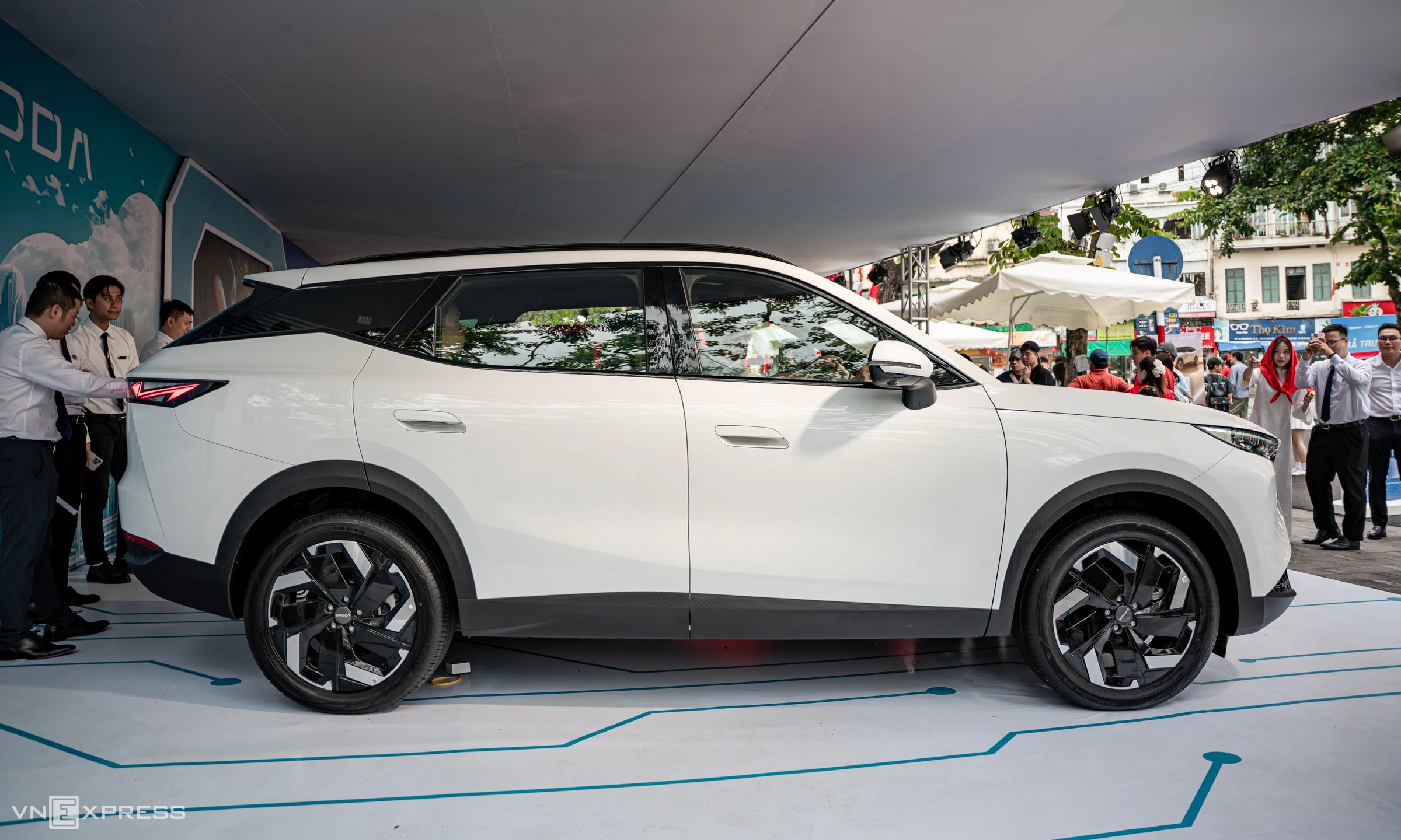 Đuôi xe vuốt dốc tạo dáng vẻ coupe