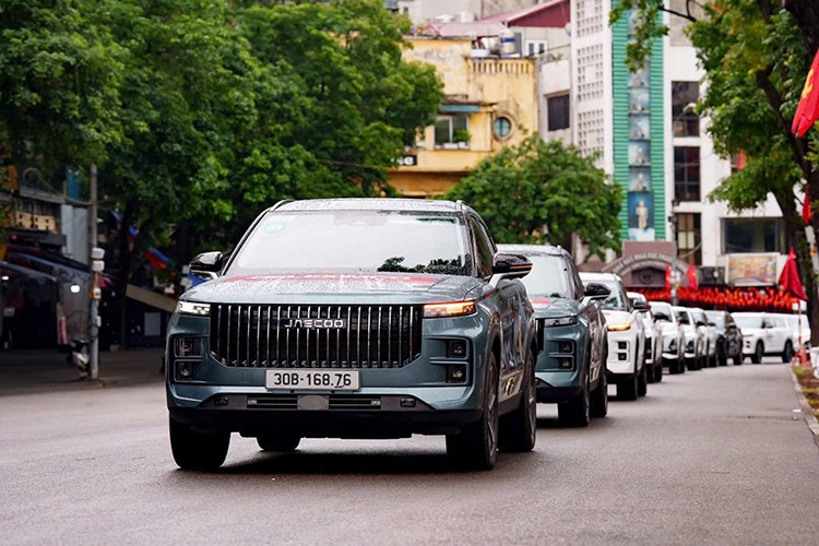Với Jaecoo J7 PHEV (SHS), khách hàng trong tháng 9 sẽ nhận ưu đãi 80% lệ phí trước bạ (tương đương 80 triệu đồng), kèm theo bộ sạc cầm tay...